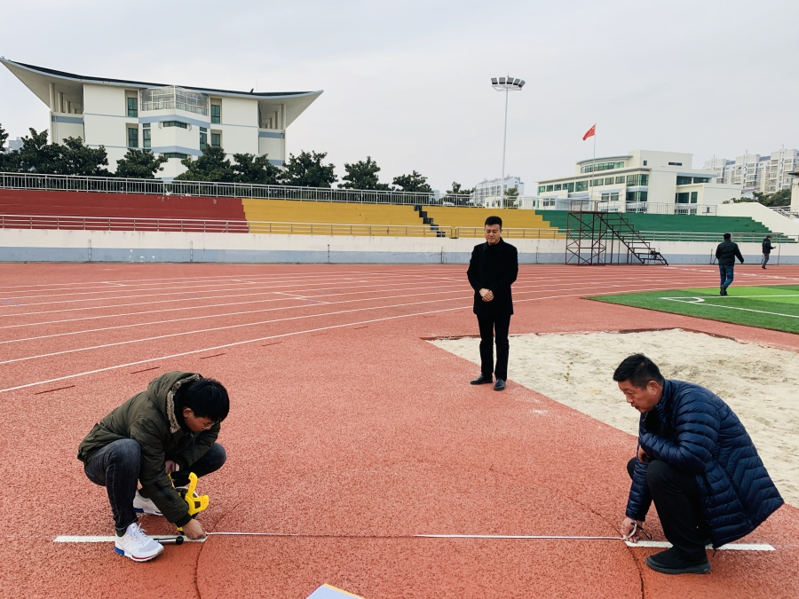 江苏省金湖中学400米混合型运动场通过中国田径协会Ⅱ类场地验收